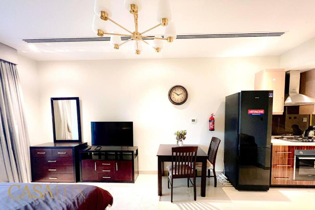 Lovely Big Studio W/ Burj Khalifa View In Downtown Dubaj Kültér fotó