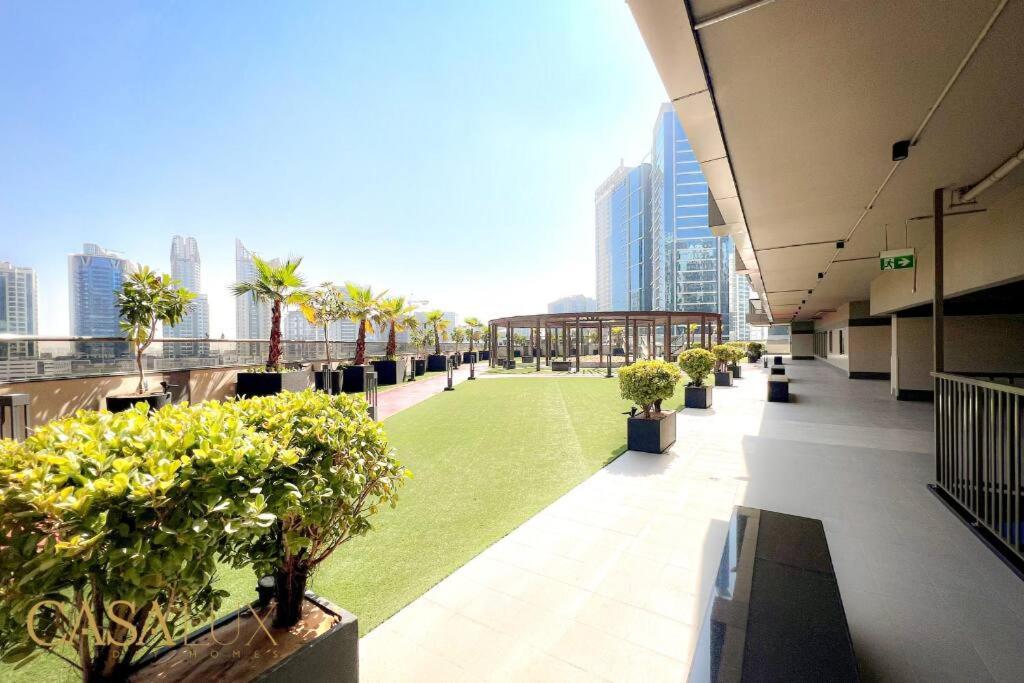 Lovely Big Studio W/ Burj Khalifa View In Downtown Dubaj Kültér fotó